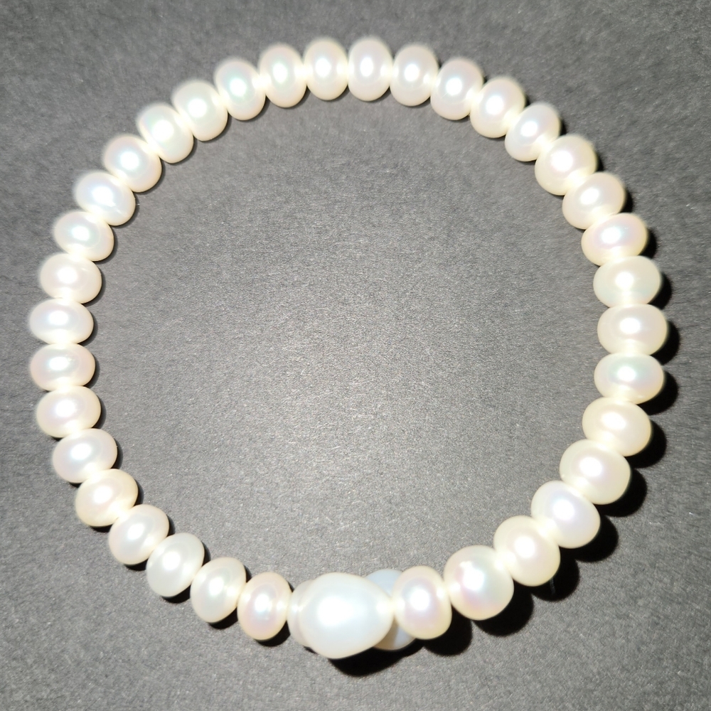 White faux pearl bracelet